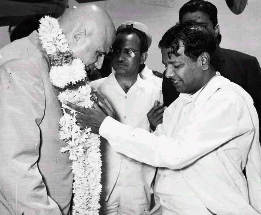 டனோ சலோவ் அவர்களுடன் கலைஞர்