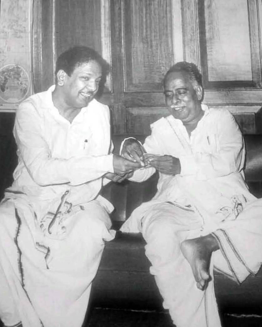 பேரறிஞர் அண்ணாவுடன் கலைஞர்