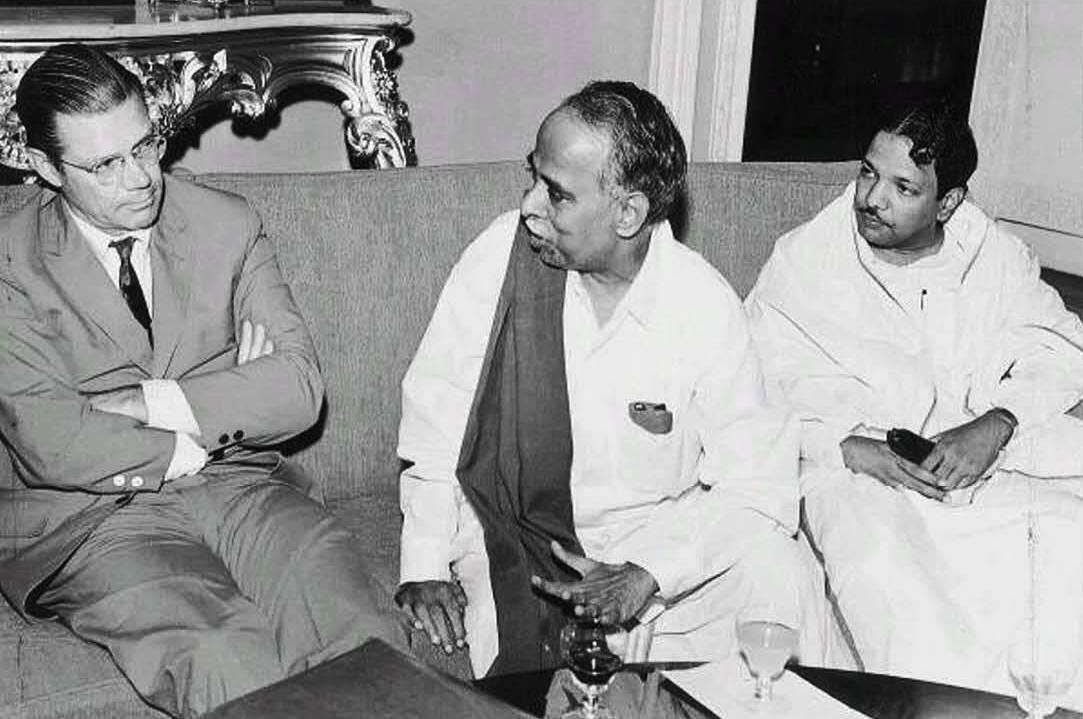 ராபர்ட் எஸ் மெக்நமராவுடன் கலைஞர்