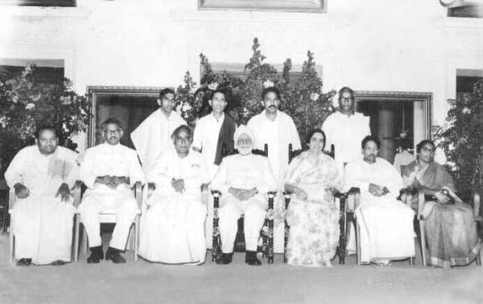 பேரறிஞர் அண்ணாவுடன் கலைஞர் உள்ளிட்ட அமைச்சர்கள்