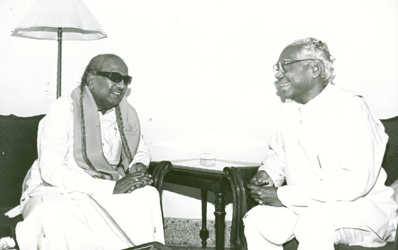 முன்னாள் குடியரசுத் தலைவர் கே.ஆர். நாராயணனுடன் கலைஞர்