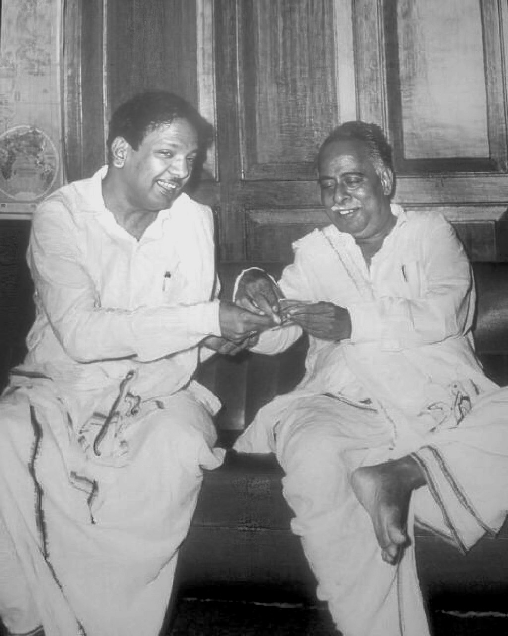 பேரறிஞர் அண்ணாவுடன் கலைஞர்