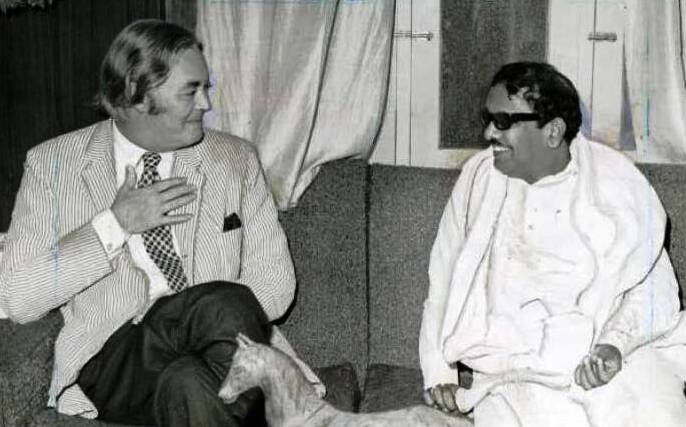 டேனியல் பாட்ரிக் மொய்னிஹானுடன் கலைஞர்