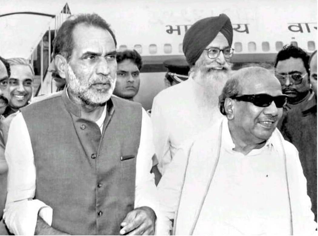 பிரதமர் சந்திரசேகரை வரவேற்கிறார் கலைஞர்