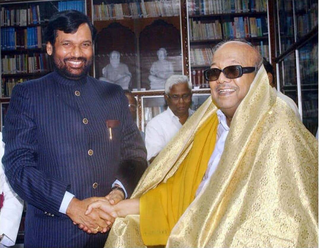 ராம் விலாஸ் பாஸ்வானை வரவேற்று உபசரிக்கிறார் கலைஞர்