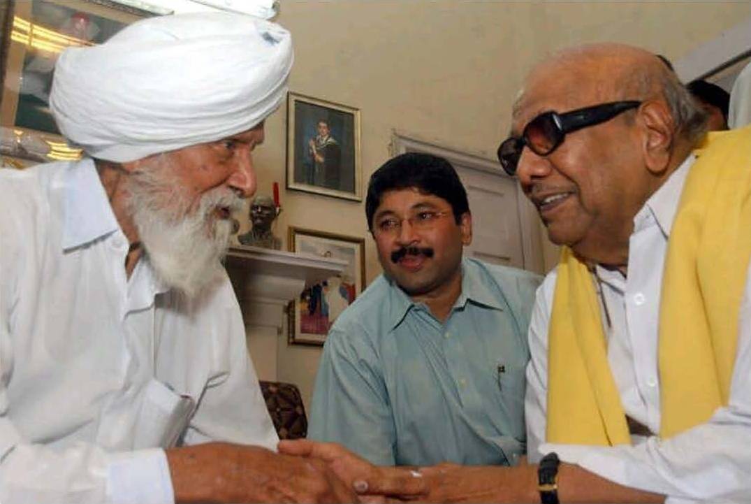 ஹர்கிஷன் சிங் சுர்ஜித்துடன் கலைஞர்